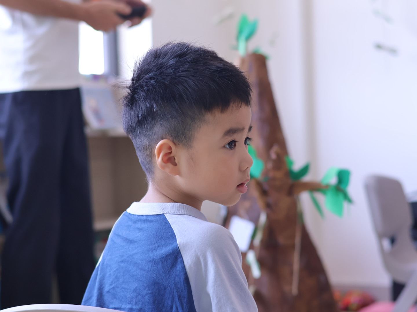 Bé trai chăm chú quan sát trong lớp học
