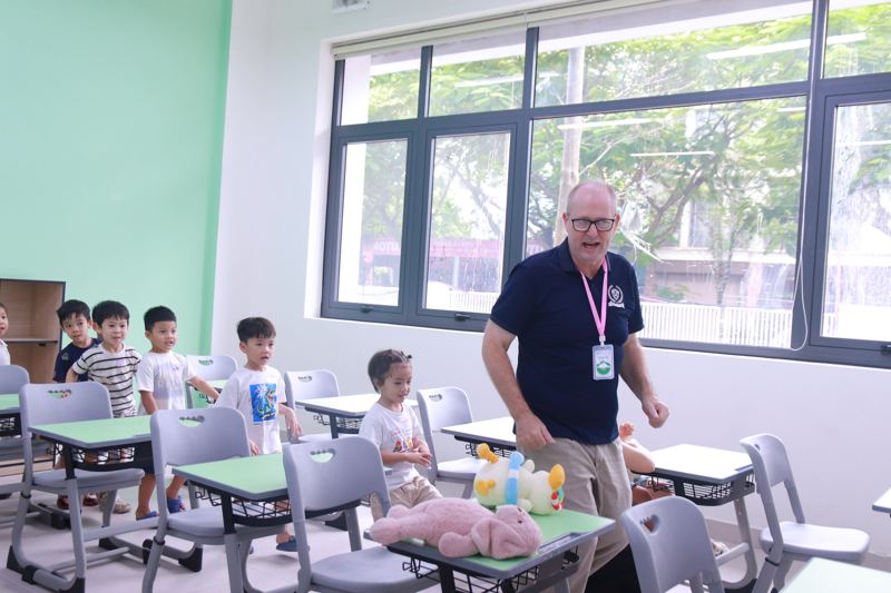 Các bé vận động theo hướng dẫn của giáo viên