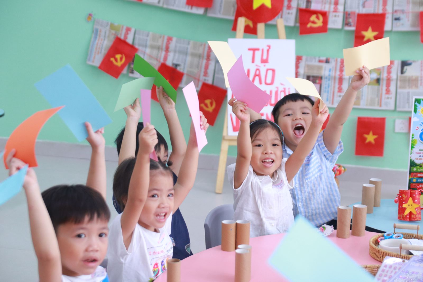 Học sinh giơ cao giấy màu trong giờ Visual Art